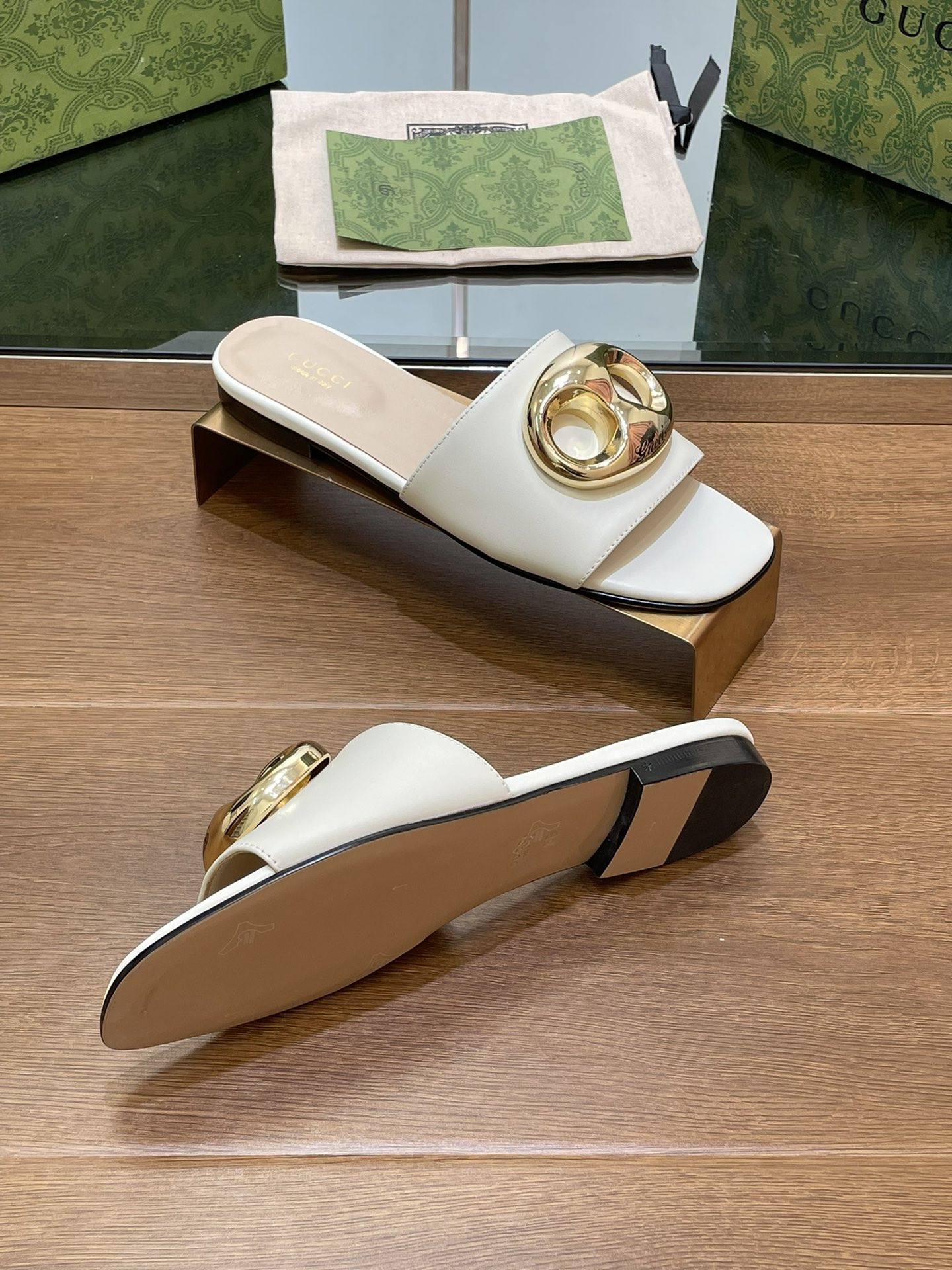 UA G*u*i MARINA CHAIN SLIDE