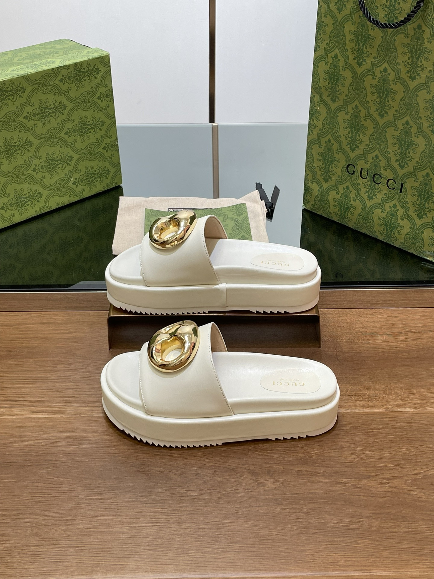 UA G*u*i MARINA CHAIN SLIDE