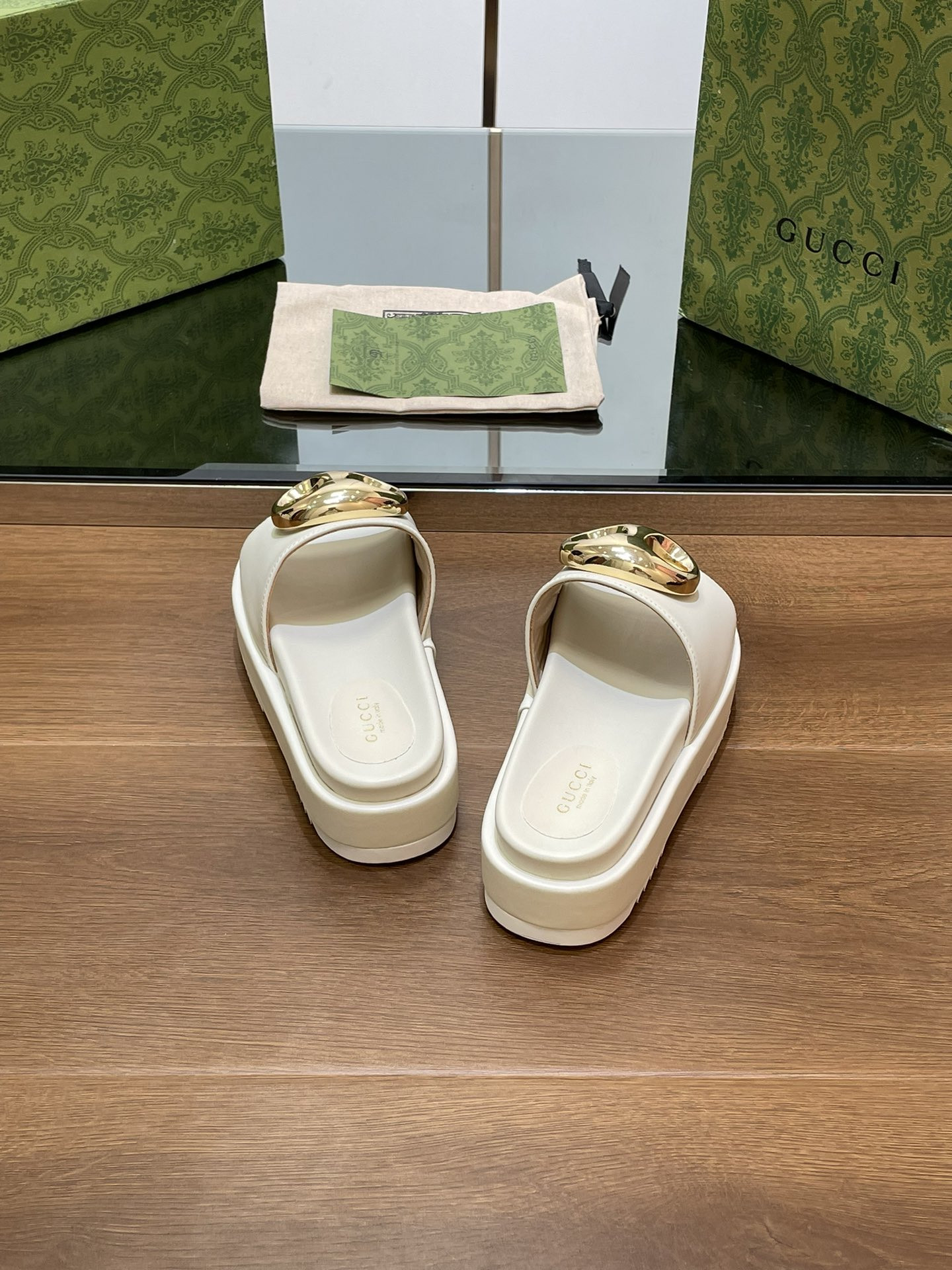 UA G*u*i MARINA CHAIN SLIDE