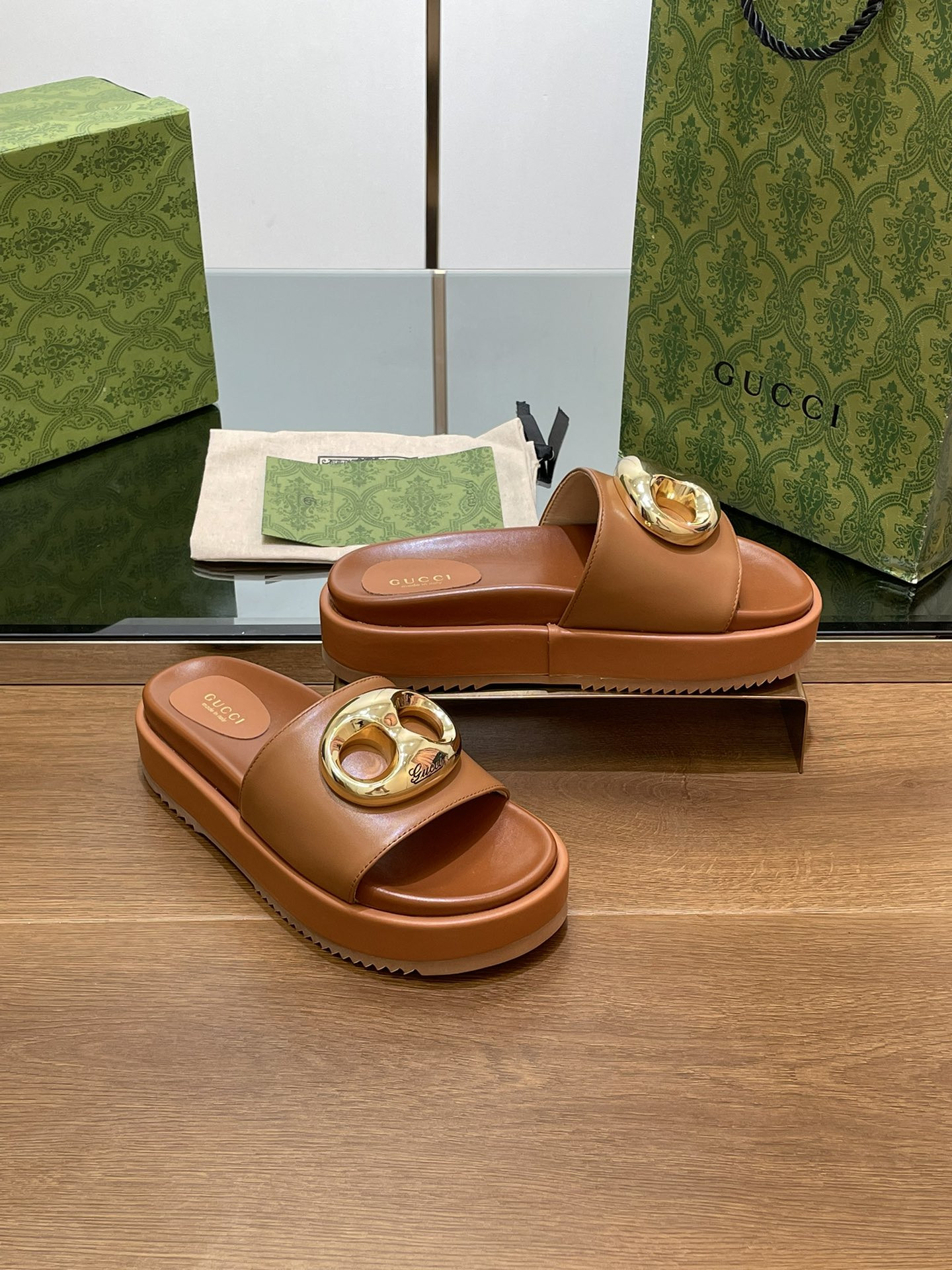 UA G*u*i MARINA CHAIN SLIDE