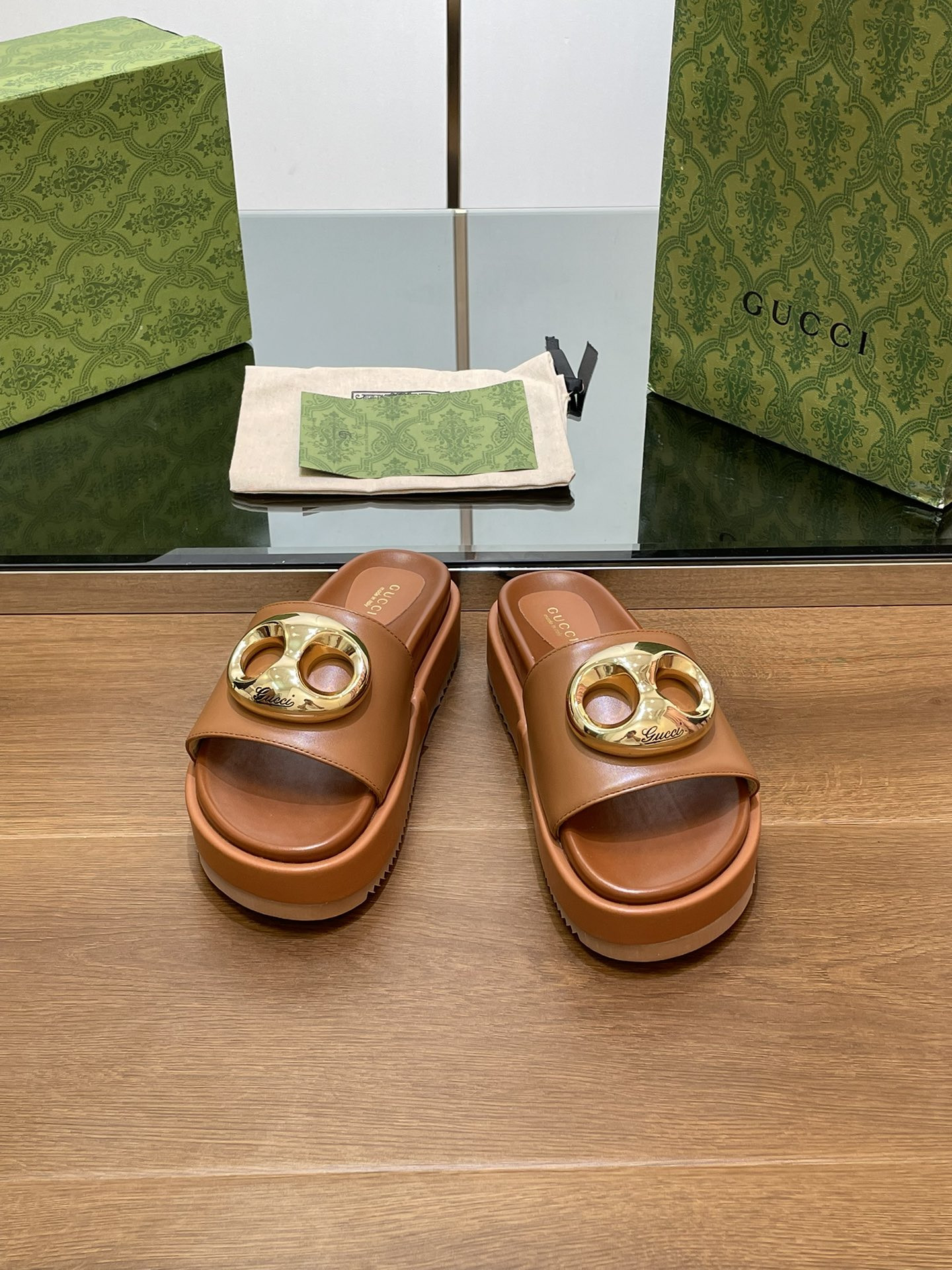 UA G*u*i MARINA CHAIN SLIDE