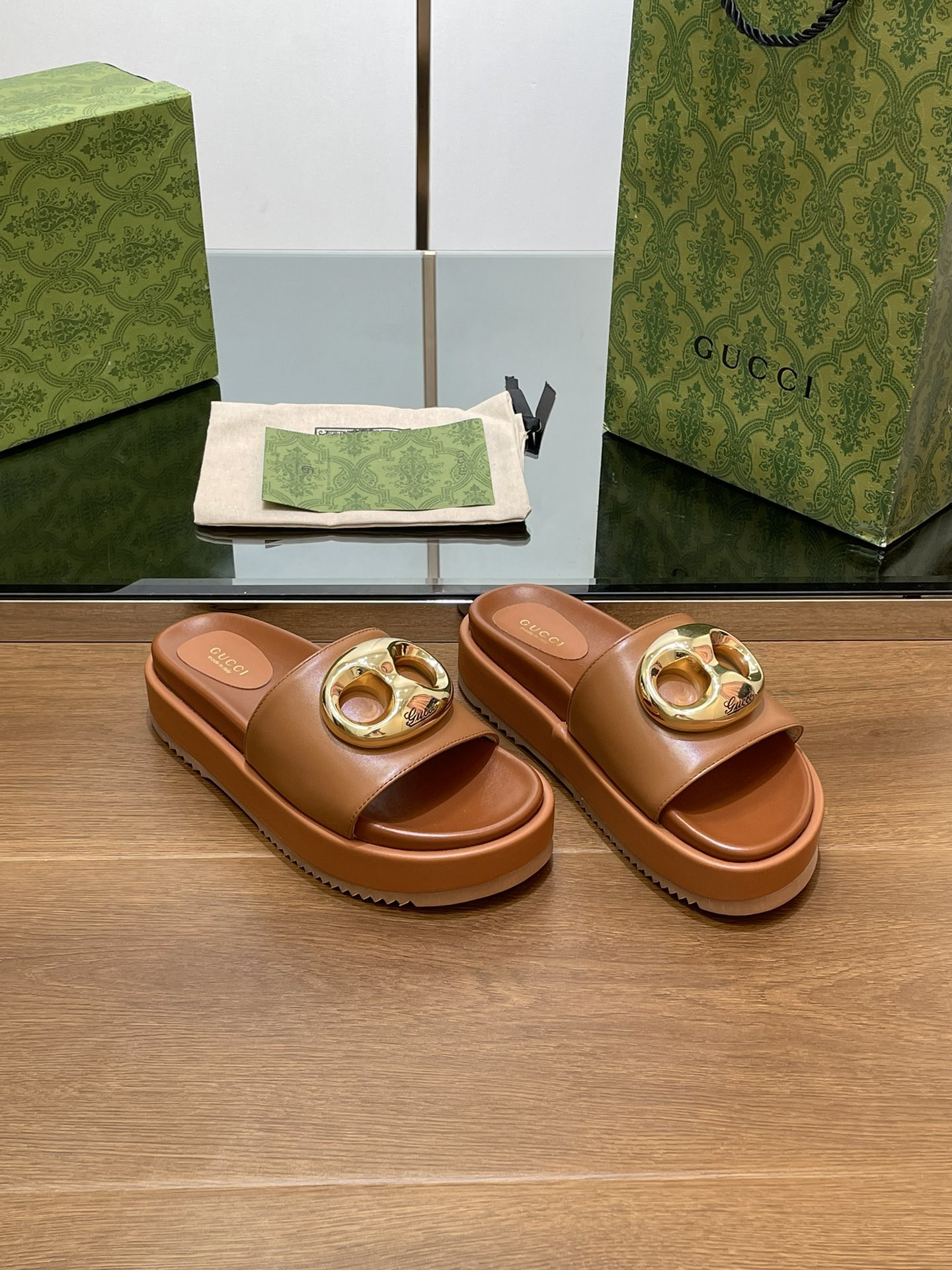 UA G*u*i MARINA CHAIN SLIDE