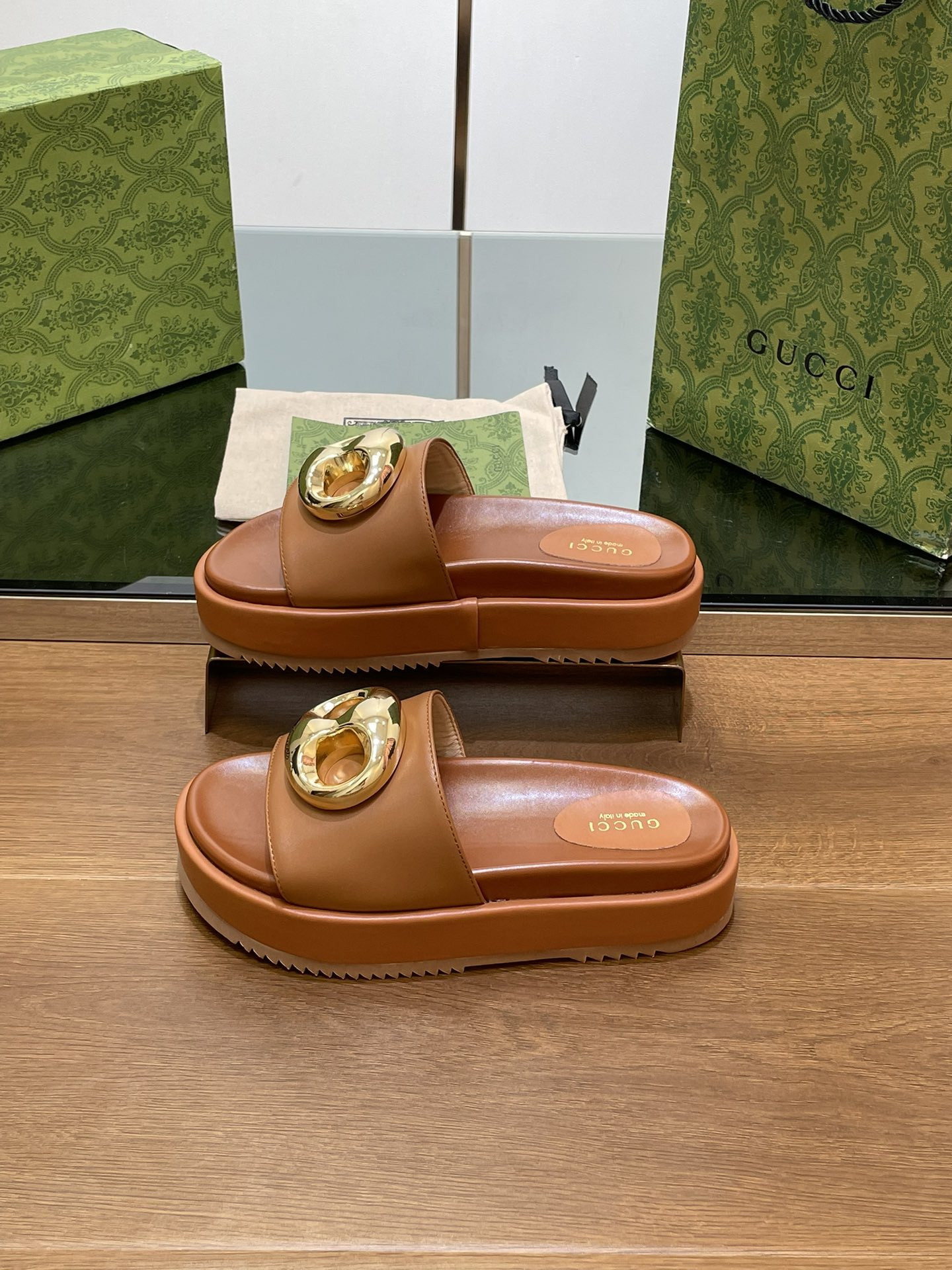 UA G*u*i MARINA CHAIN SLIDE