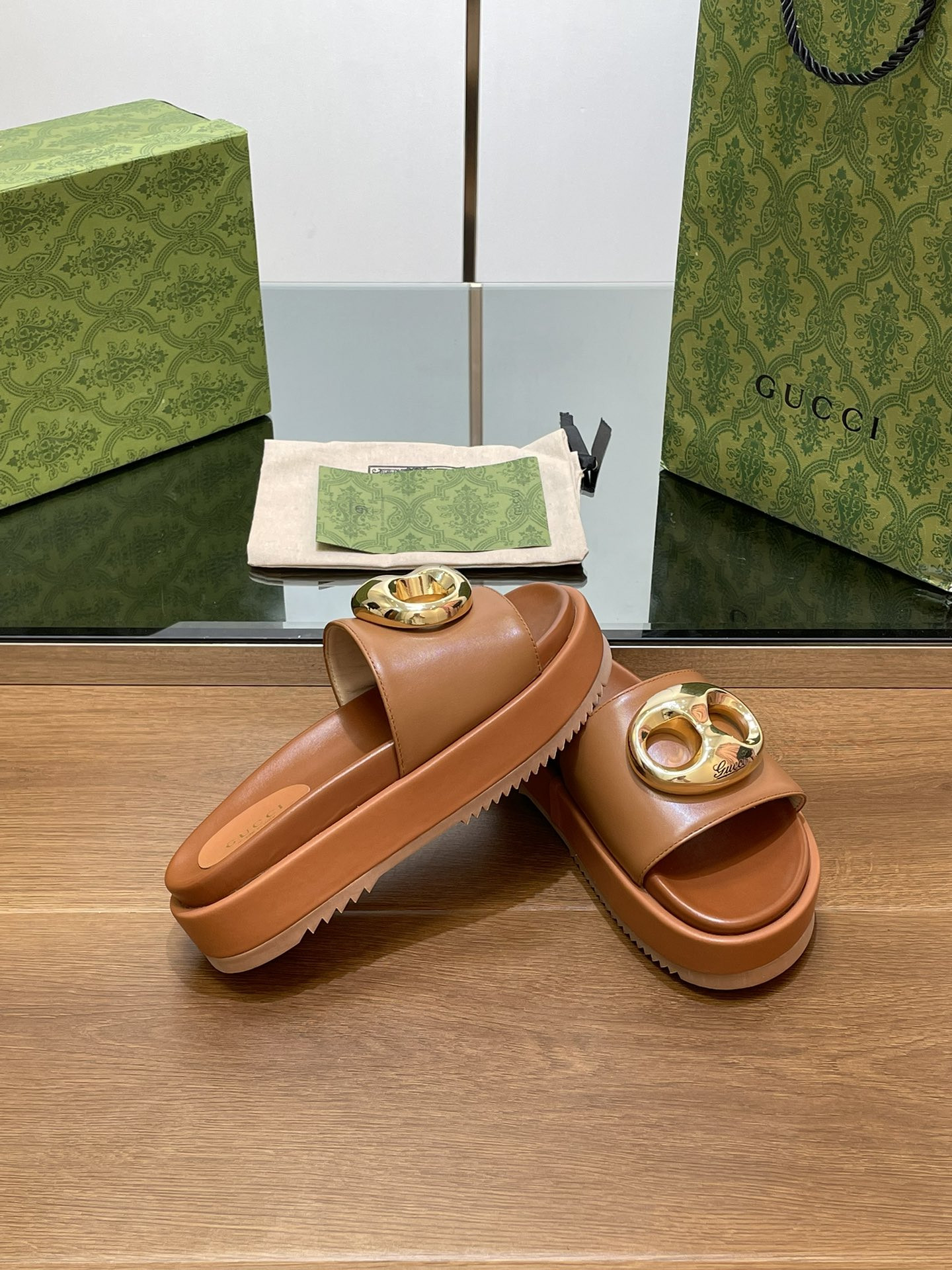 UA G*u*i MARINA CHAIN SLIDE