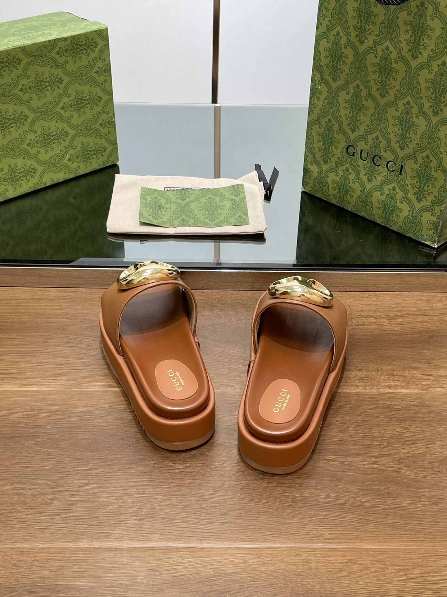 UA G*u*i MARINA CHAIN SLIDE