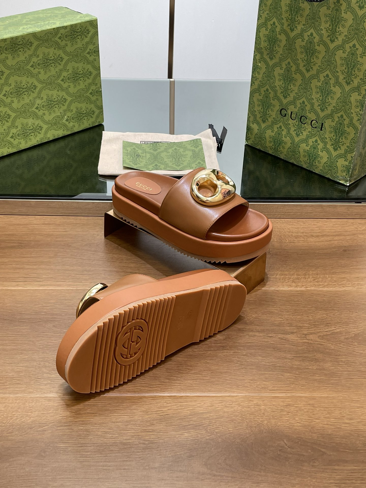 UA G*u*i MARINA CHAIN SLIDE