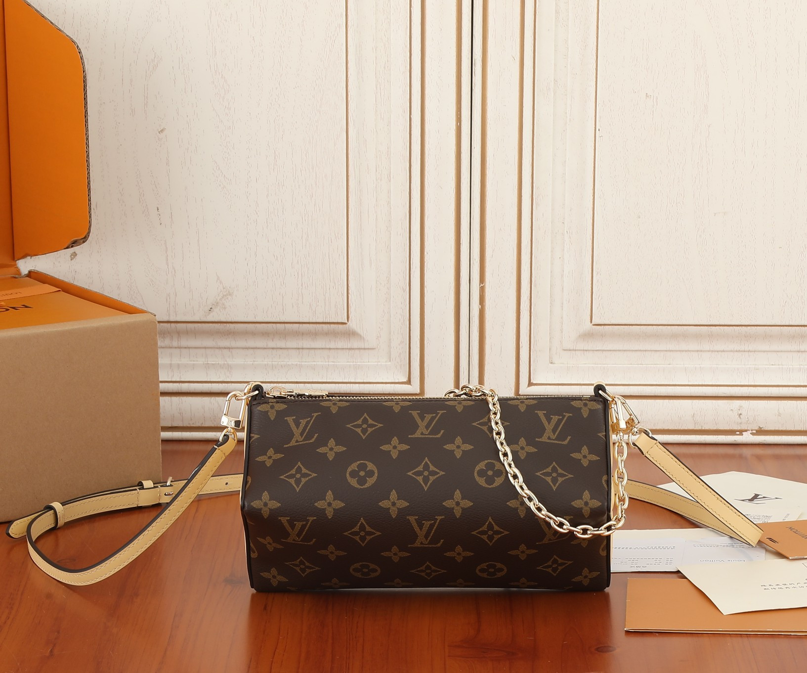 LV Bloom Pouch M11672 22.5x13x13CM