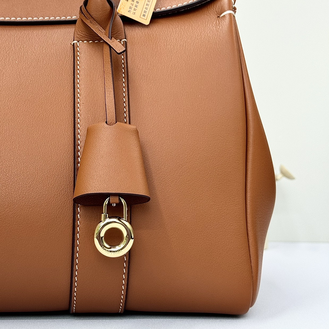 L**o p*ana Loom Bag L32 Smooth Calfskin 33 x 23 x 18 cm