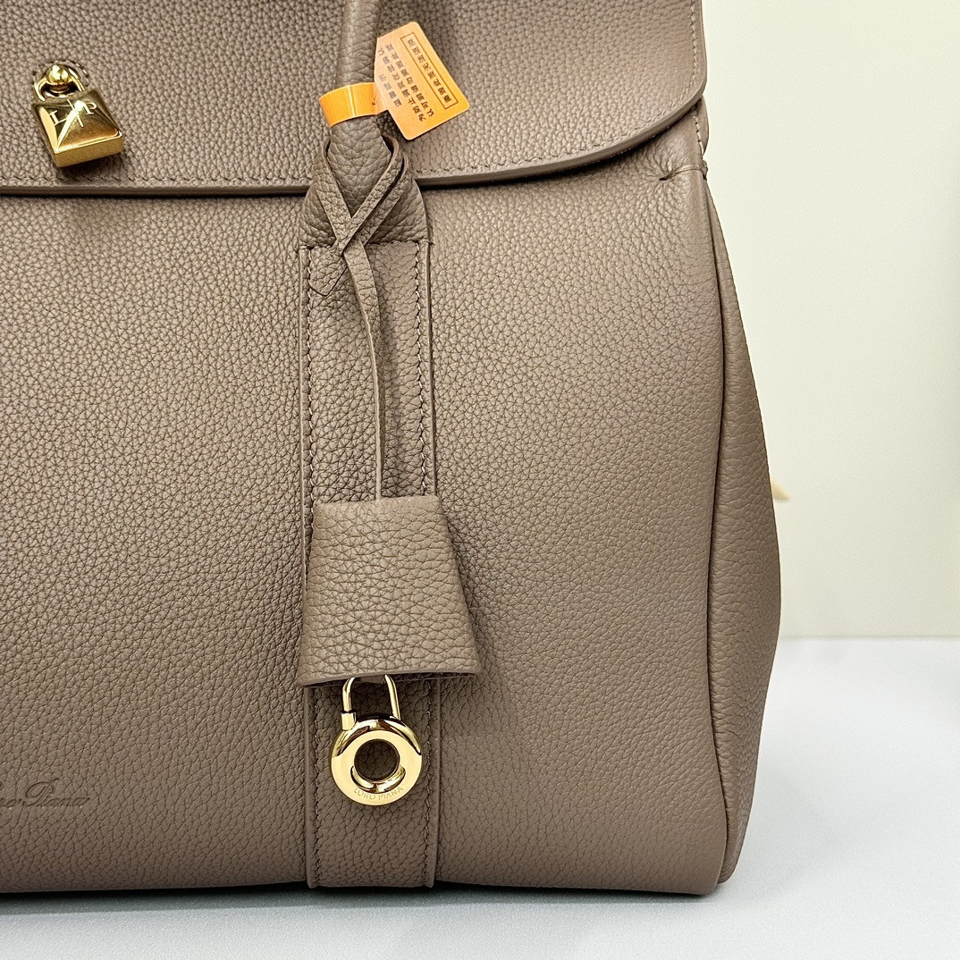 L**o p*ana Loom Bag L32 Grained Calfskin 33 x 23 x 18 cm