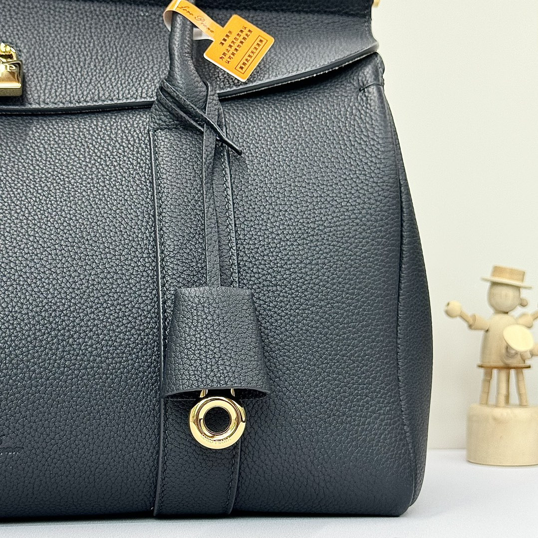 L**o p*ana Loom Bag L32 Grained Calfskin 33 x 23 x 18 cm