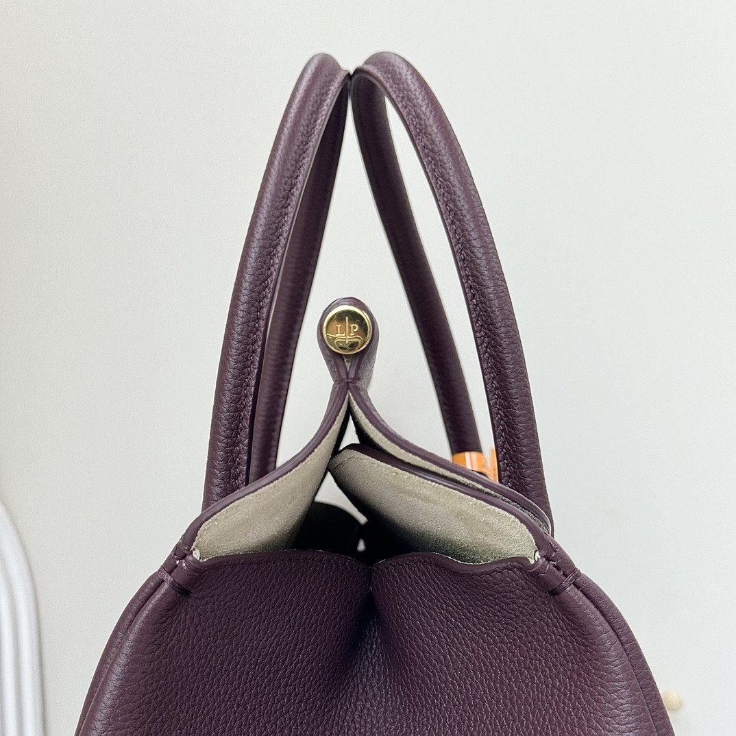 L**o p*ana Loom Bag L32 Grained Calfskin 33 x 23 x 18 cm