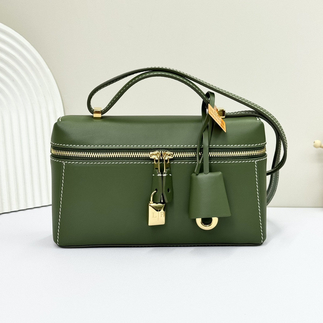 L**o p*ana Extra Pocket L19 Smooth Calfskin 11 x 19 x 6.5 cm