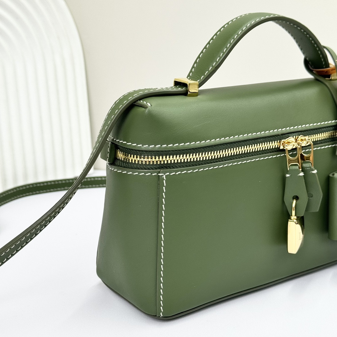 L**o p*ana Extra Pocket L19 Smooth Calfskin 11 x 19 x 6.5 cm