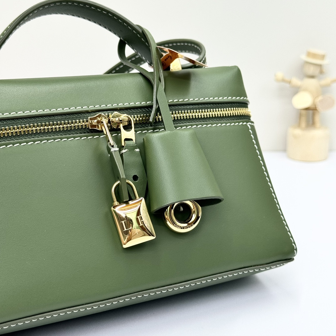 L**o p*ana Extra Pocket L19 Smooth Calfskin 11 x 19 x 6.5 cm