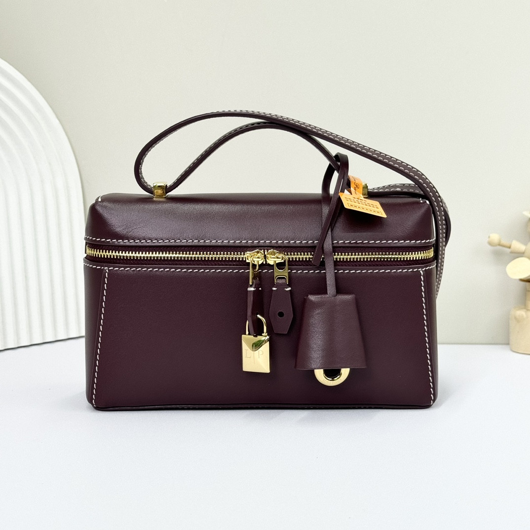 L**o p*ana Extra Pocket L19 Smooth Calfskin 11 x 19 x 6.5 cm