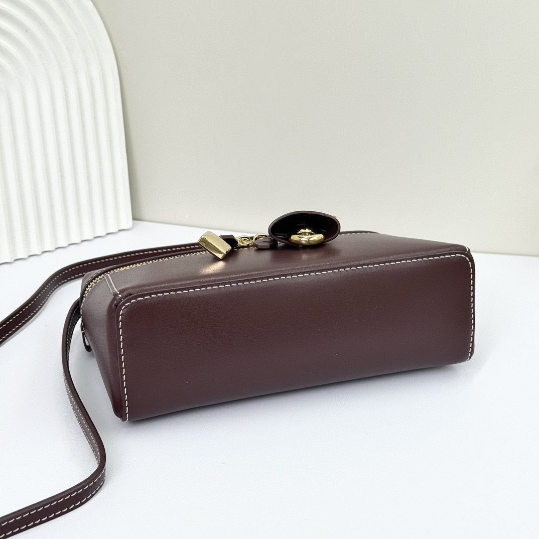 L**o p*ana Extra Pocket L19 Smooth Calfskin 11 x 19 x 6.5 cm