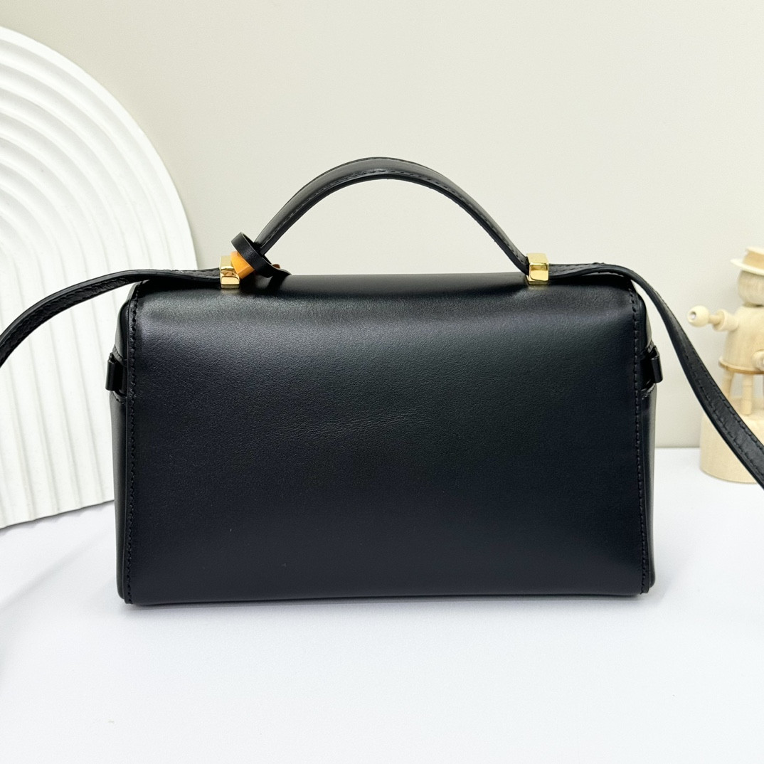 L**o p*ana Extra Pocket L19 Smooth Calfskin 11 x 19 x 6.5 cm