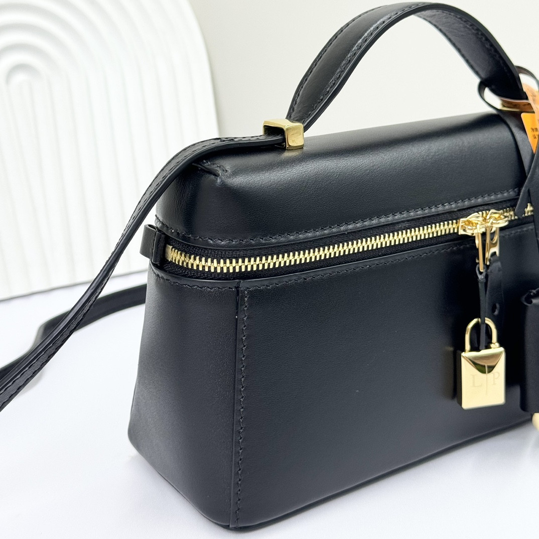 L**o p*ana Extra Pocket L19 Smooth Calfskin 11 x 19 x 6.5 cm