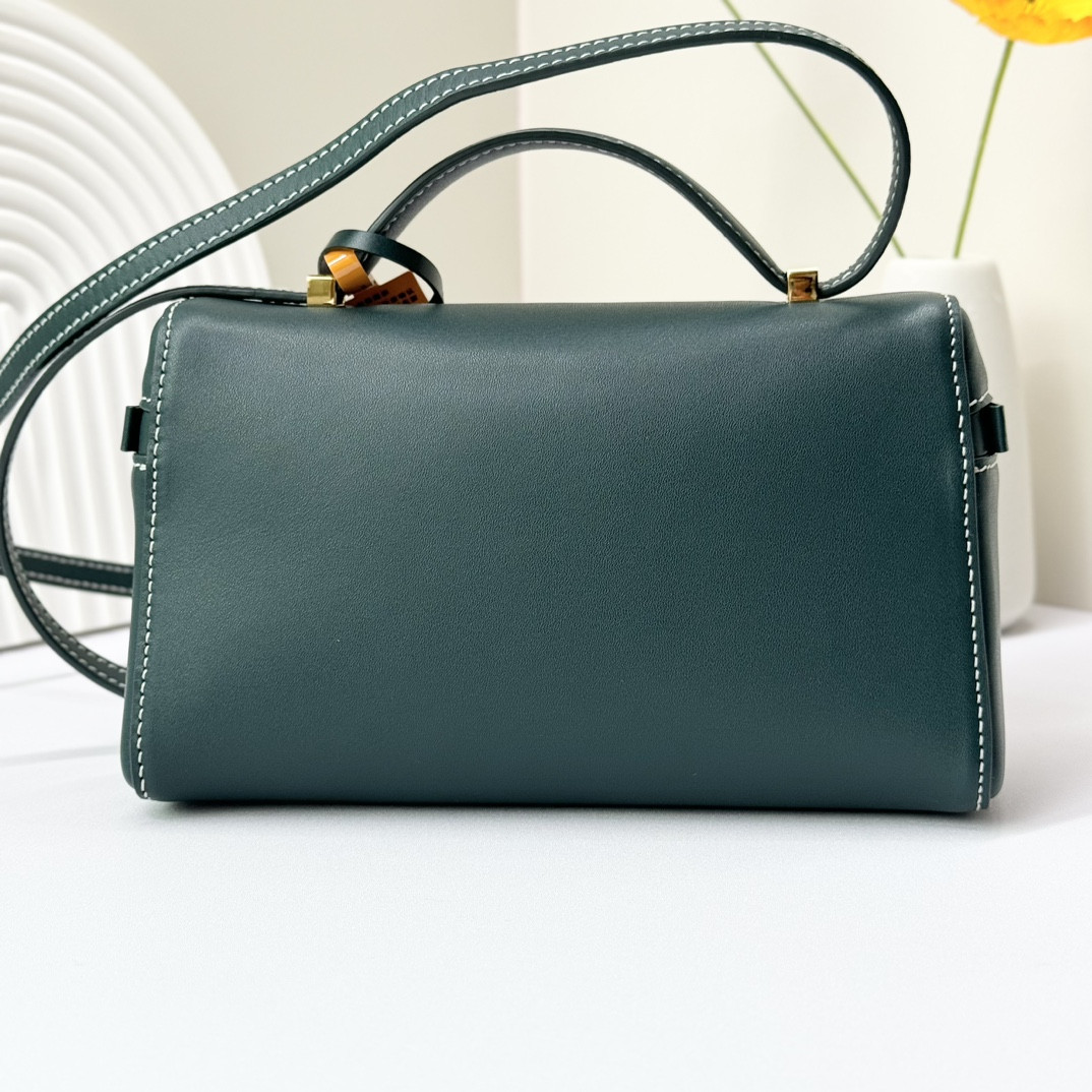 L**o p*ana Extra Pocket L19 Smooth Calfskin 11 x 19 x 6.5 cm