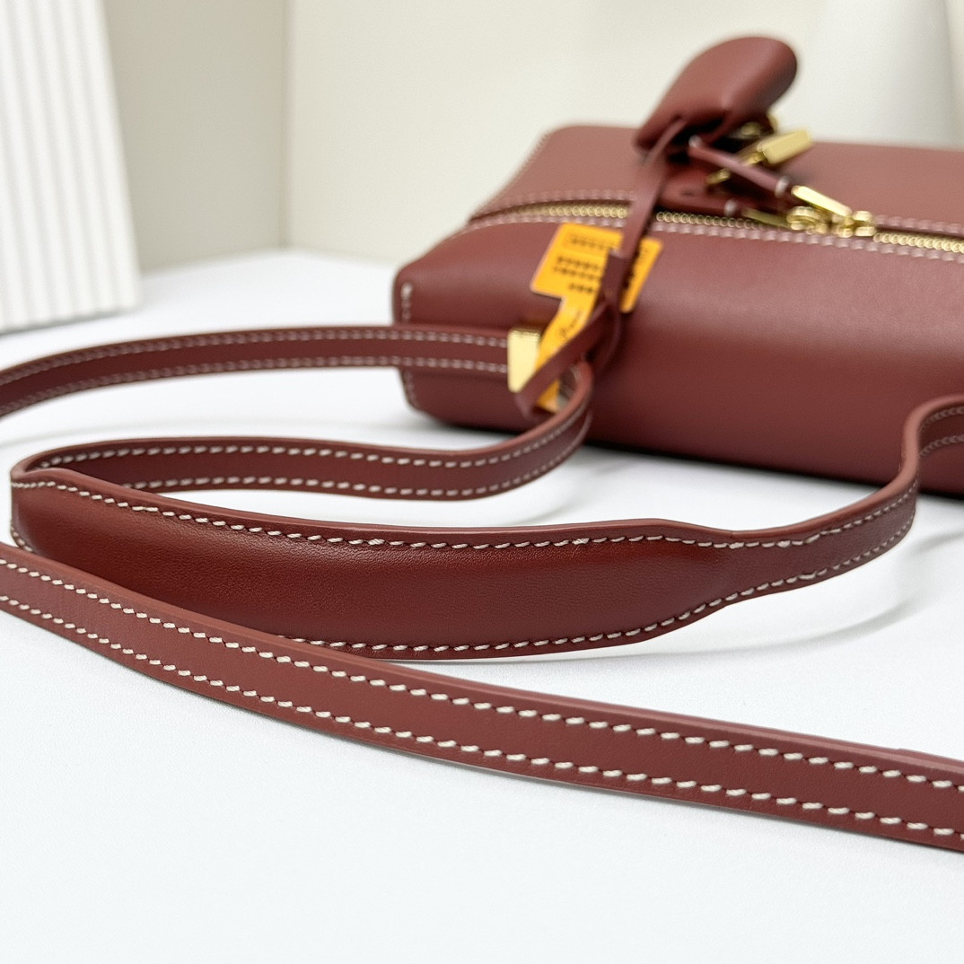 L**o p*ana Extra Pocket L19 Smooth Calfskin 11 x 19 x 6.5 cm