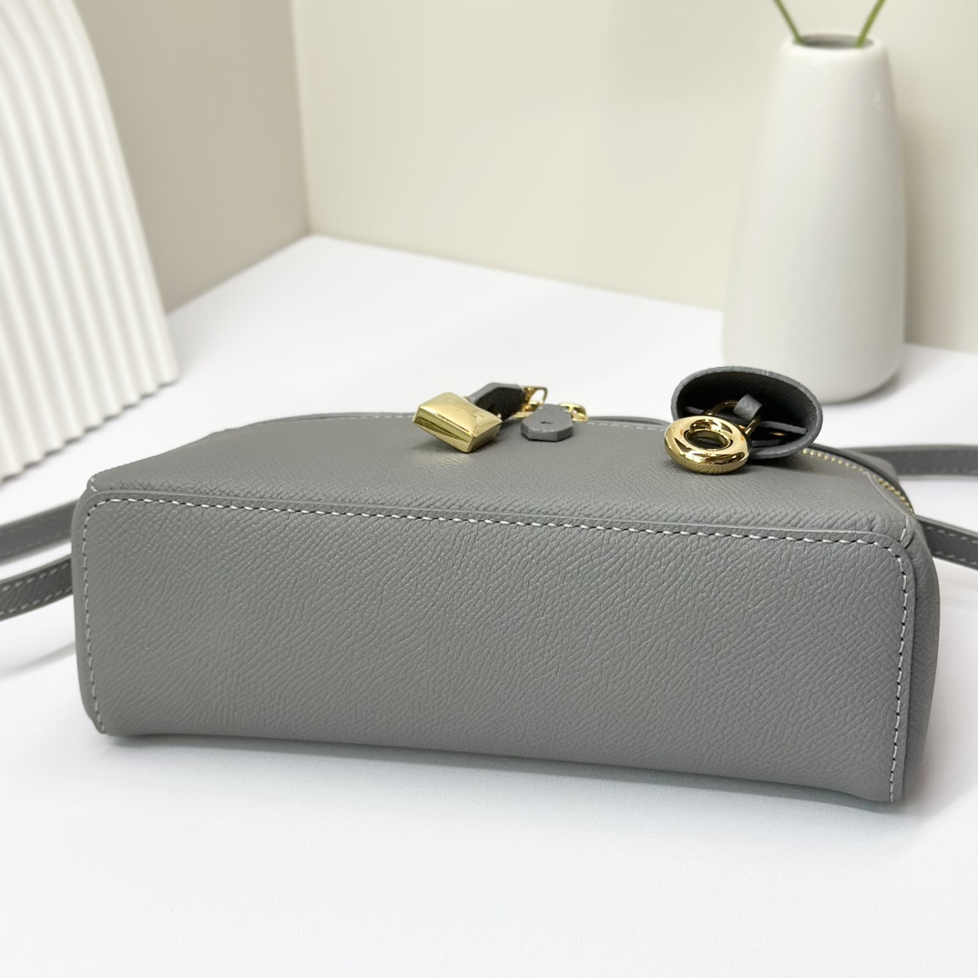 L**o p*ana Extra Pocket L19 Grained Calfskin 11 x 19 x 6.5 cm