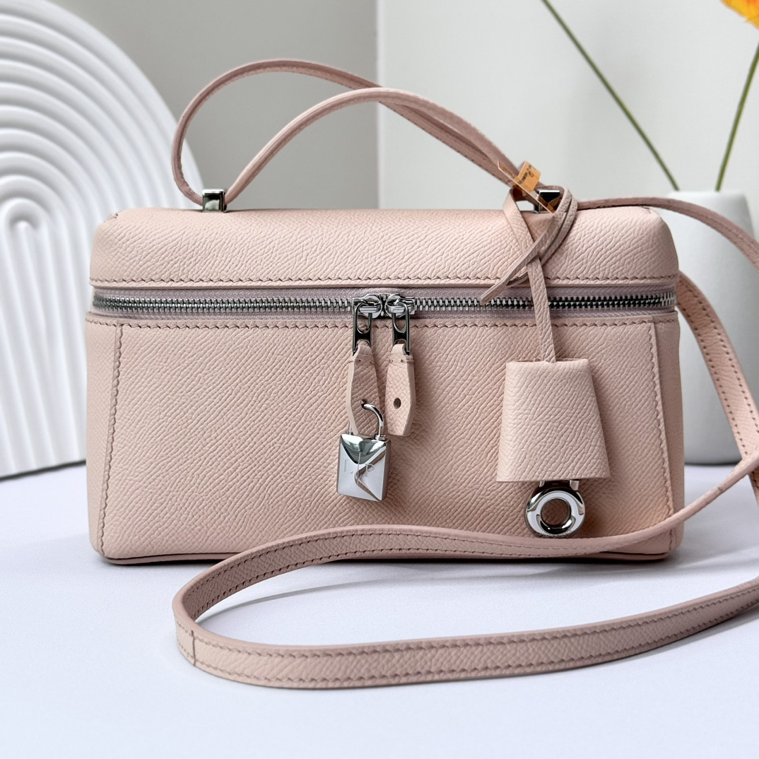 L**o p*ana Extra Pocket L19 Grained Calfskin 11 x 19 x 6.5 cm