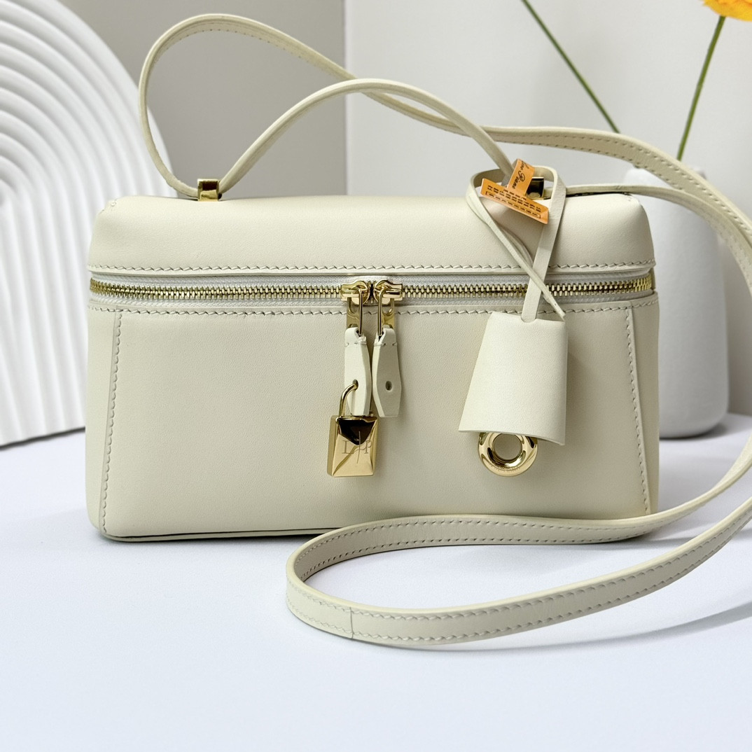 L**o p*ana Extra Pocket L19 Smooth Calfskin 11 x 19 x 6.5 cm