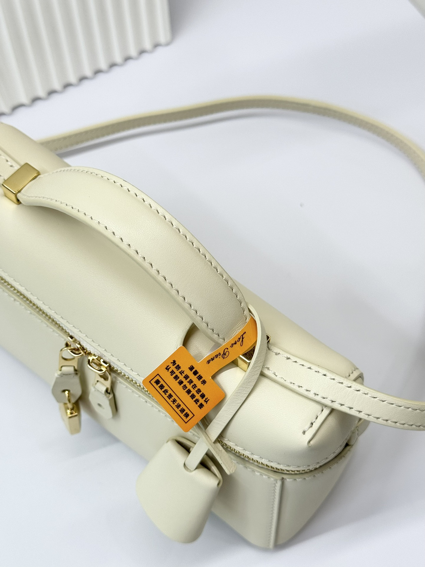 L**o p*ana Extra Pocket L19 Smooth Calfskin 11 x 19 x 6.5 cm