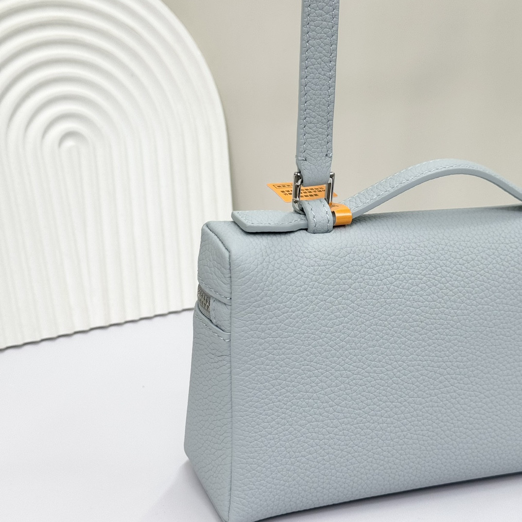 L**o p*ana Extra Pocket L19 Grained Calfskin 11 x 19 x 6.5 cm