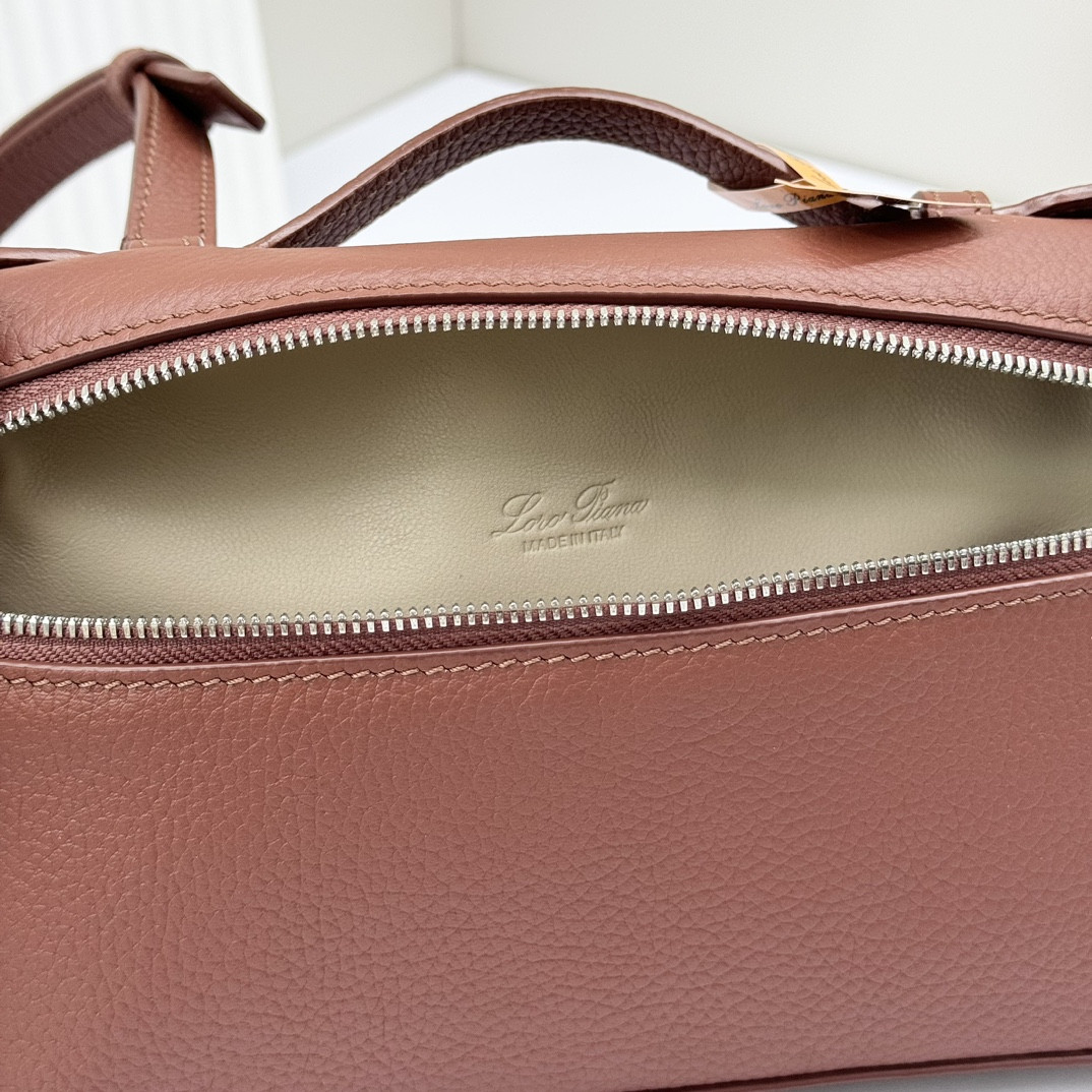 L**o p*ana Extra Pocket L19 Grained Calfskin 11 x 19 x 6.5 cm