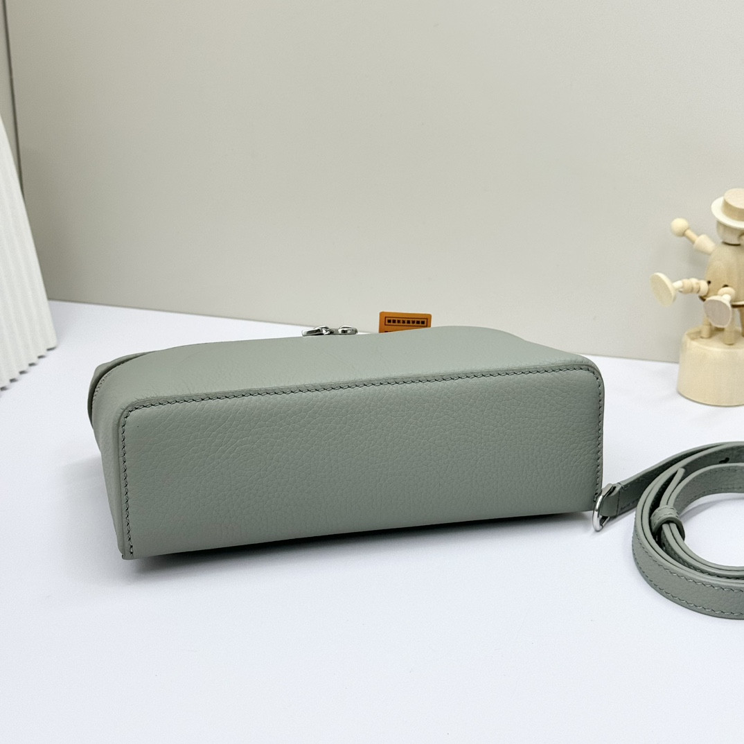 L**o p*ana Extra Pocket L19 Grained Calfskin 11 x 19 x 6.5 cm