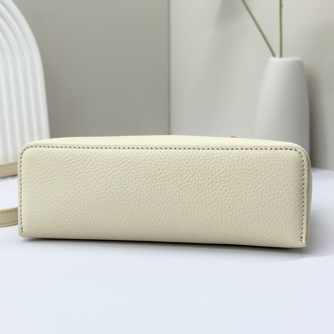 L**o p*ana Extra Pocket L19 Grained Calfskin 11 x 19 x 6.5 cm