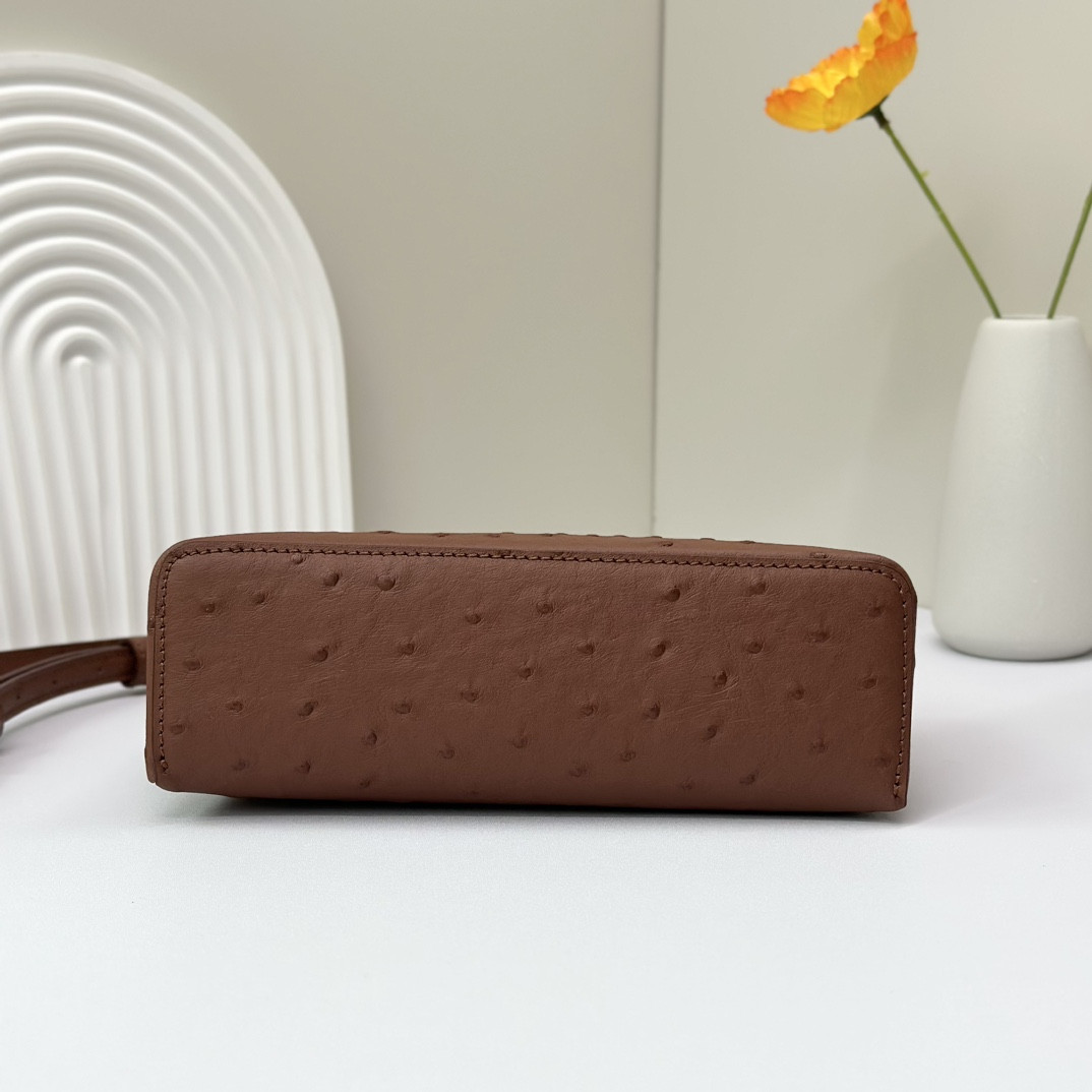 L**o p*ana Extra Pocket L19 Ostrich-grained Leather 11 x 19 x 6.5 cm