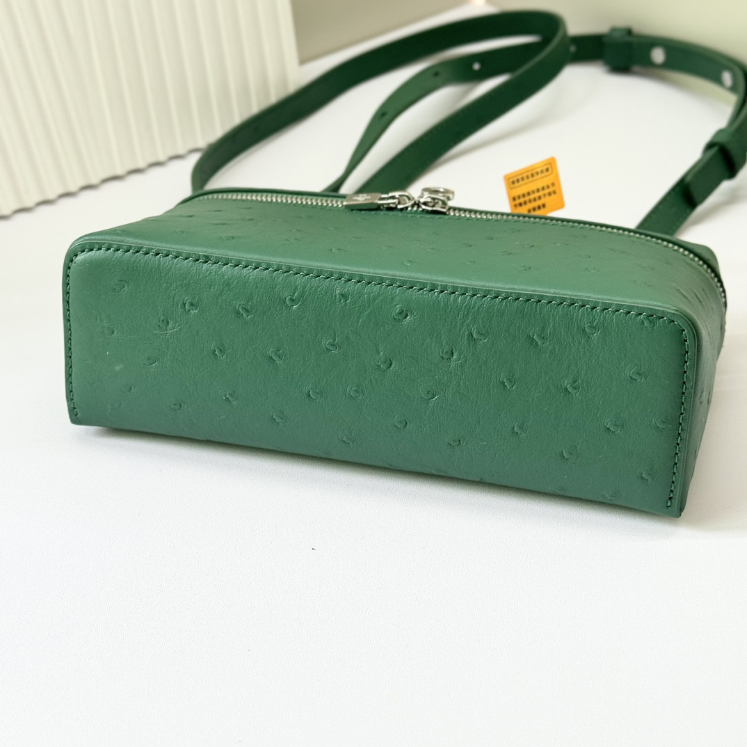 L**o p*ana Extra Pocket L19 Ostrich-grained Leather 11 x 19 x 6.5 cm