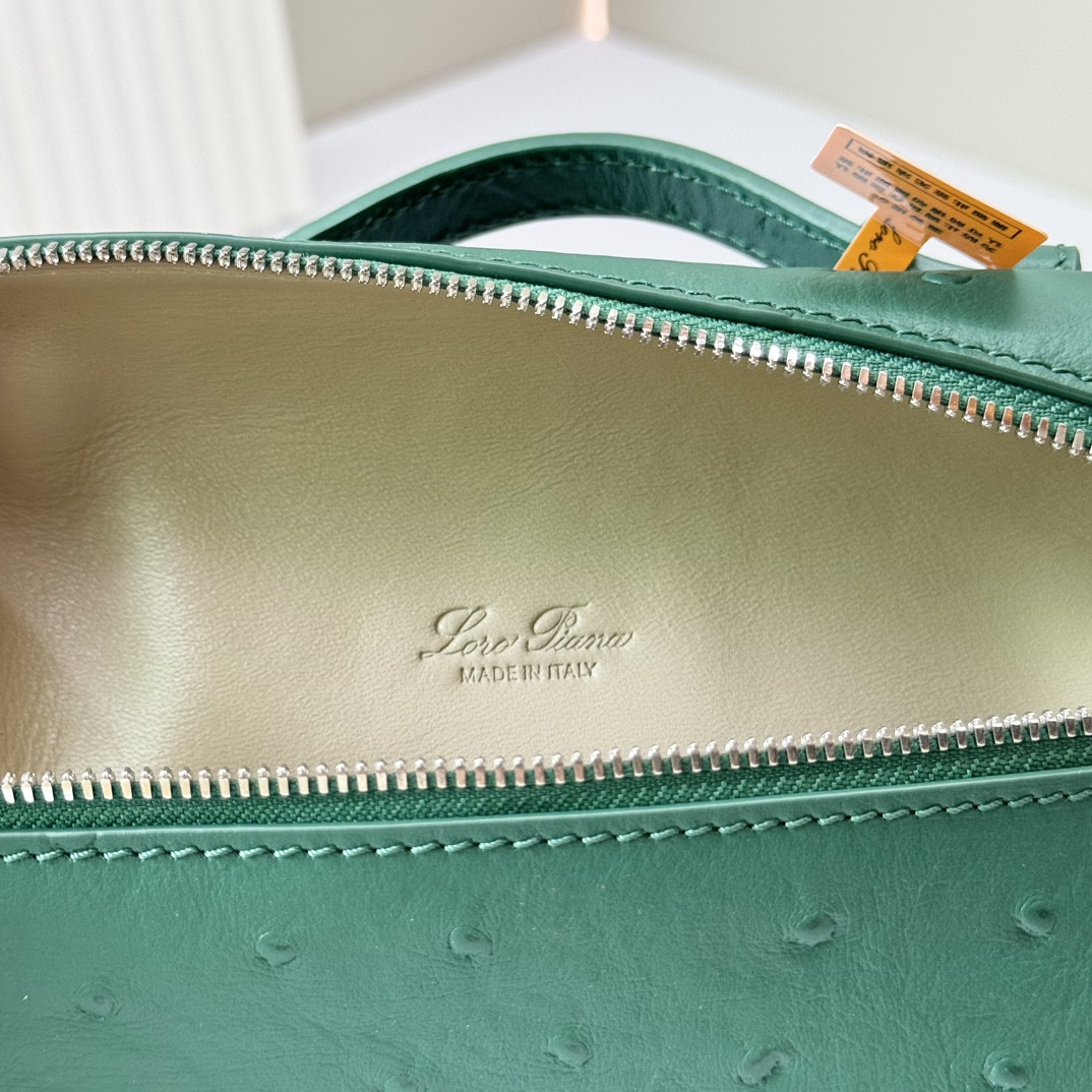 L**o p*ana Extra Pocket L19 Ostrich-grained Leather 11 x 19 x 6.5 cm