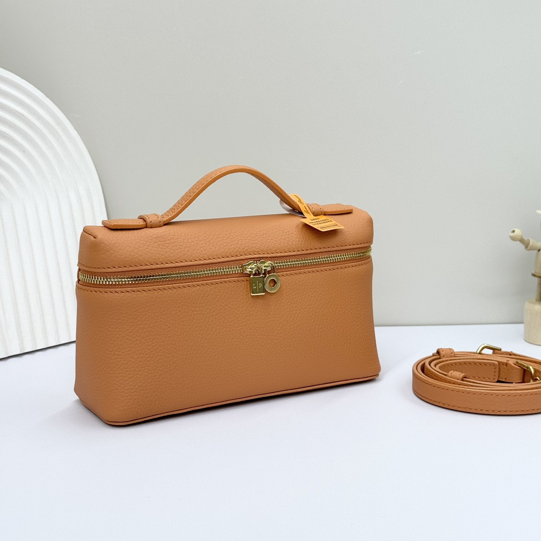 L**o p*ana Extra Pocket L19 Grained Calfskin 11 x 19 x 6.5 cm