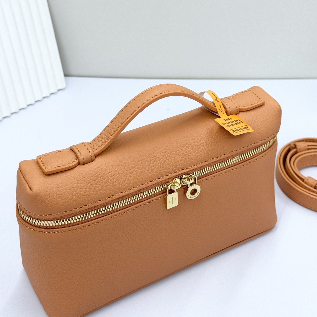 L**o p*ana Extra Pocket L19 Grained Calfskin 11 x 19 x 6.5 cm