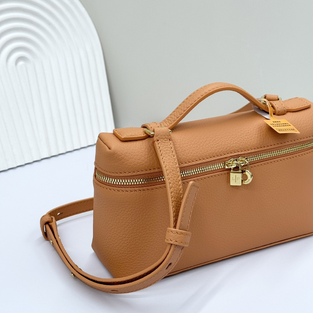 L**o p*ana Extra Pocket L19 Grained Calfskin 11 x 19 x 6.5 cm