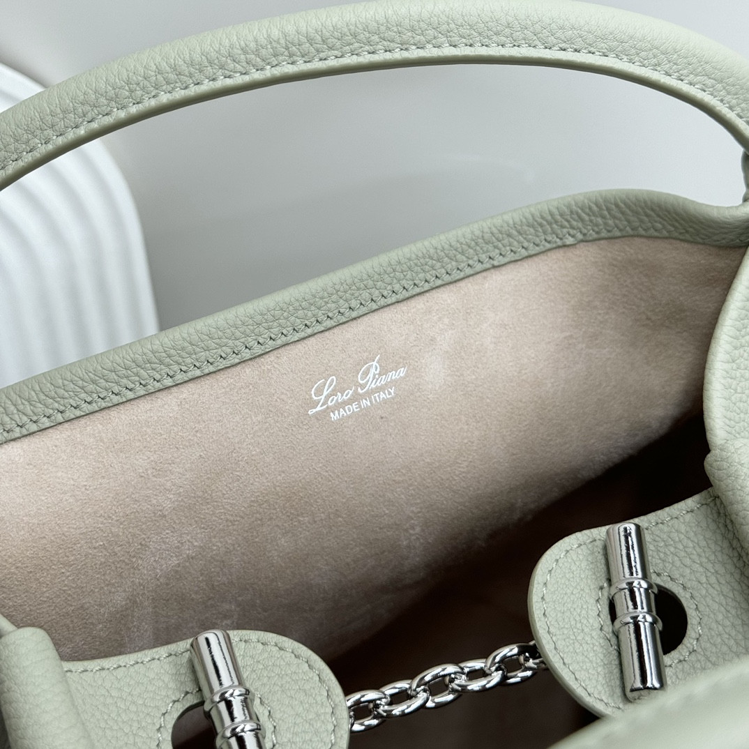 L**o p*ana Large Bale Bag Grained Calfskin 24 x 20 x 27 cm