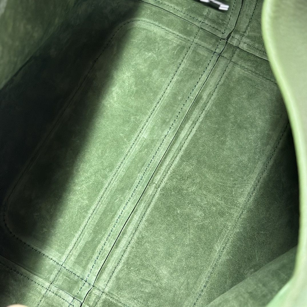 L**o p*ana Large Bale Bag Grained Calfskin 24 x 20 x 27 cm