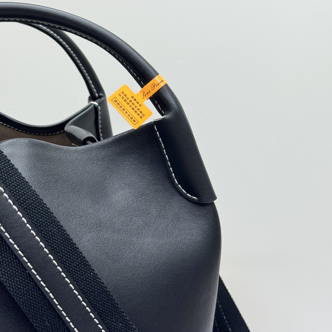 L**o p*ana Large Bale Bag Smooth Calfskin 24 x 20 x 27 cm