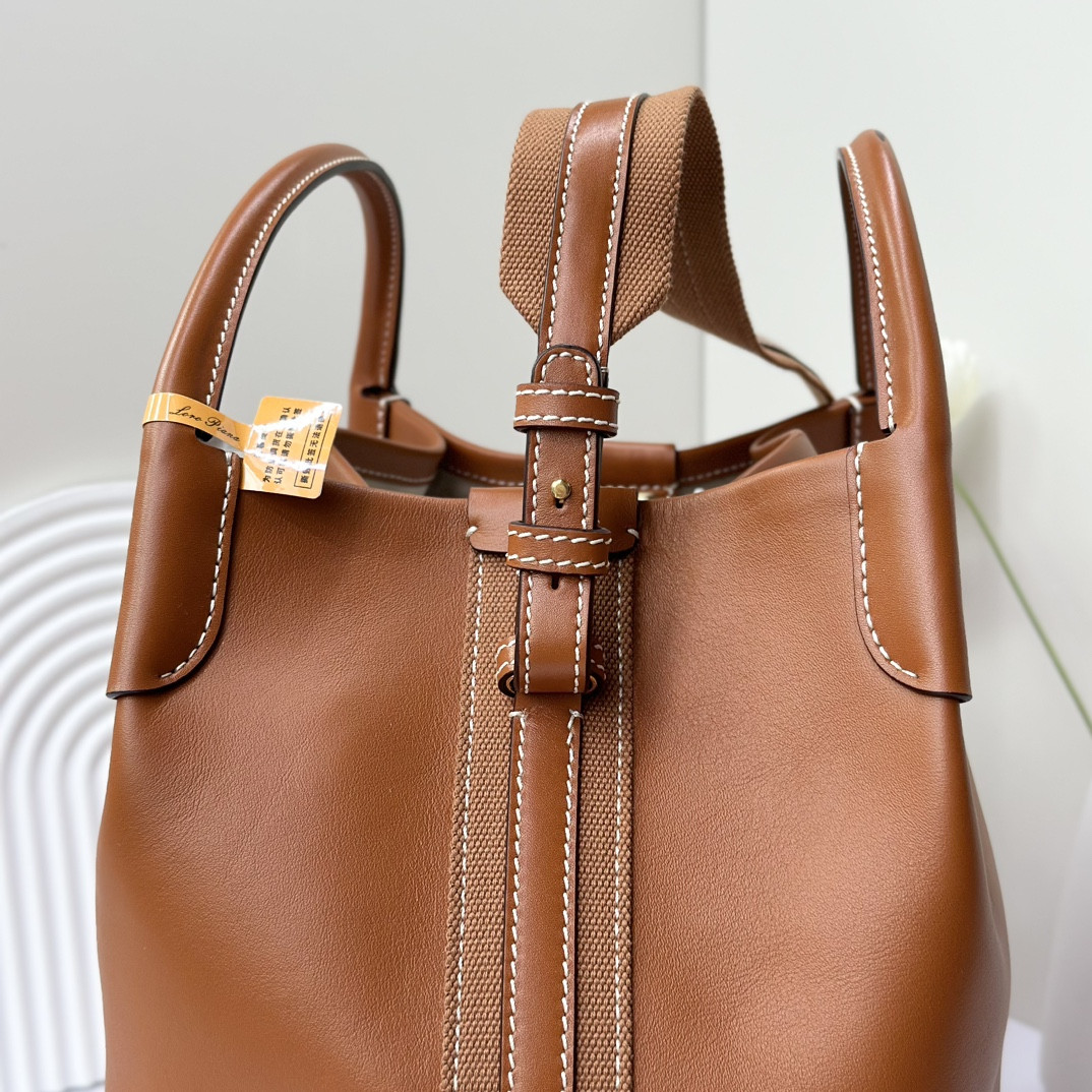 L**o p*ana Large Bale Bag Smooth Calfskin 24 x 20 x 27 cm