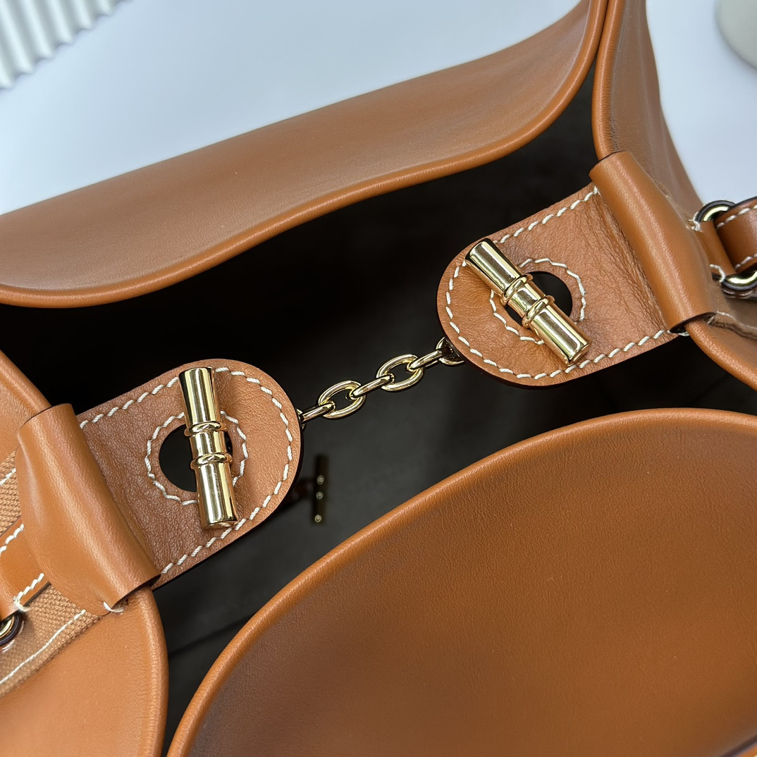 L**o p*ana Large Bale Bag Smooth Calfskin 24 x 20 x 27 cm