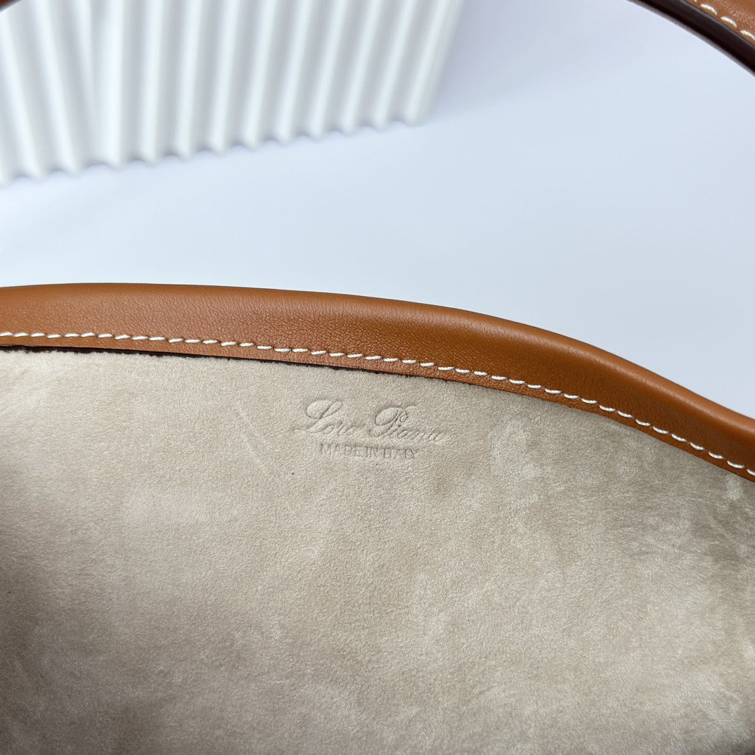 L**o p*ana Large Bale Bag Smooth Calfskin 24 x 20 x 27 cm