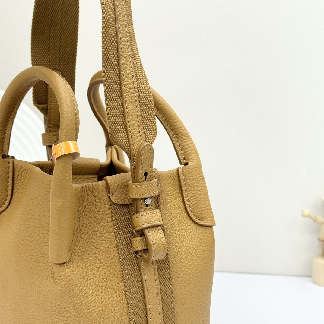 L**o p*ana Micro Bale Bag Grained Calfskin 23 x 16 x 14 cm