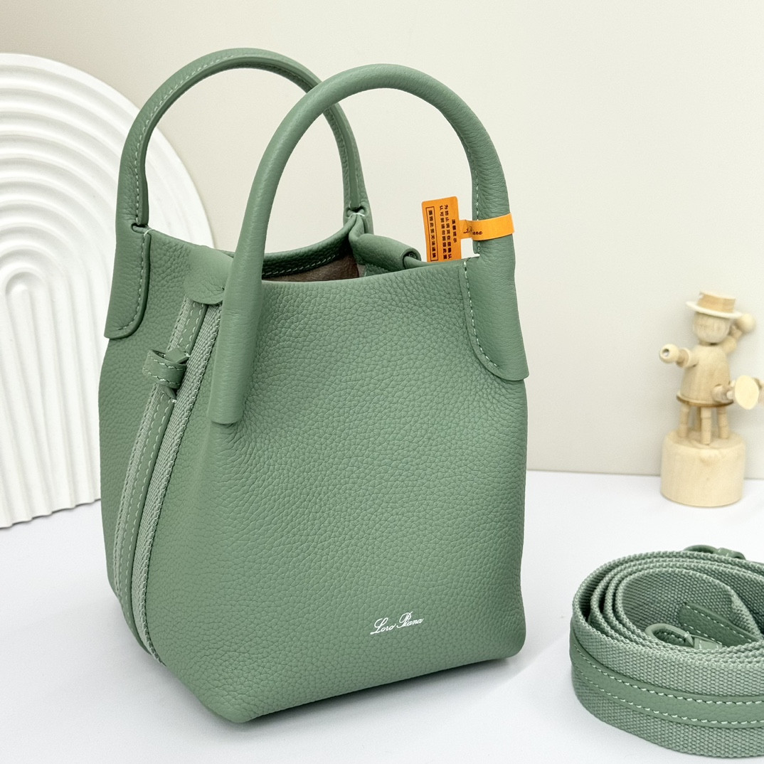 L**o p*ana Micro Bale Bag Grained Calfskin 23 x 16 x 14 cm