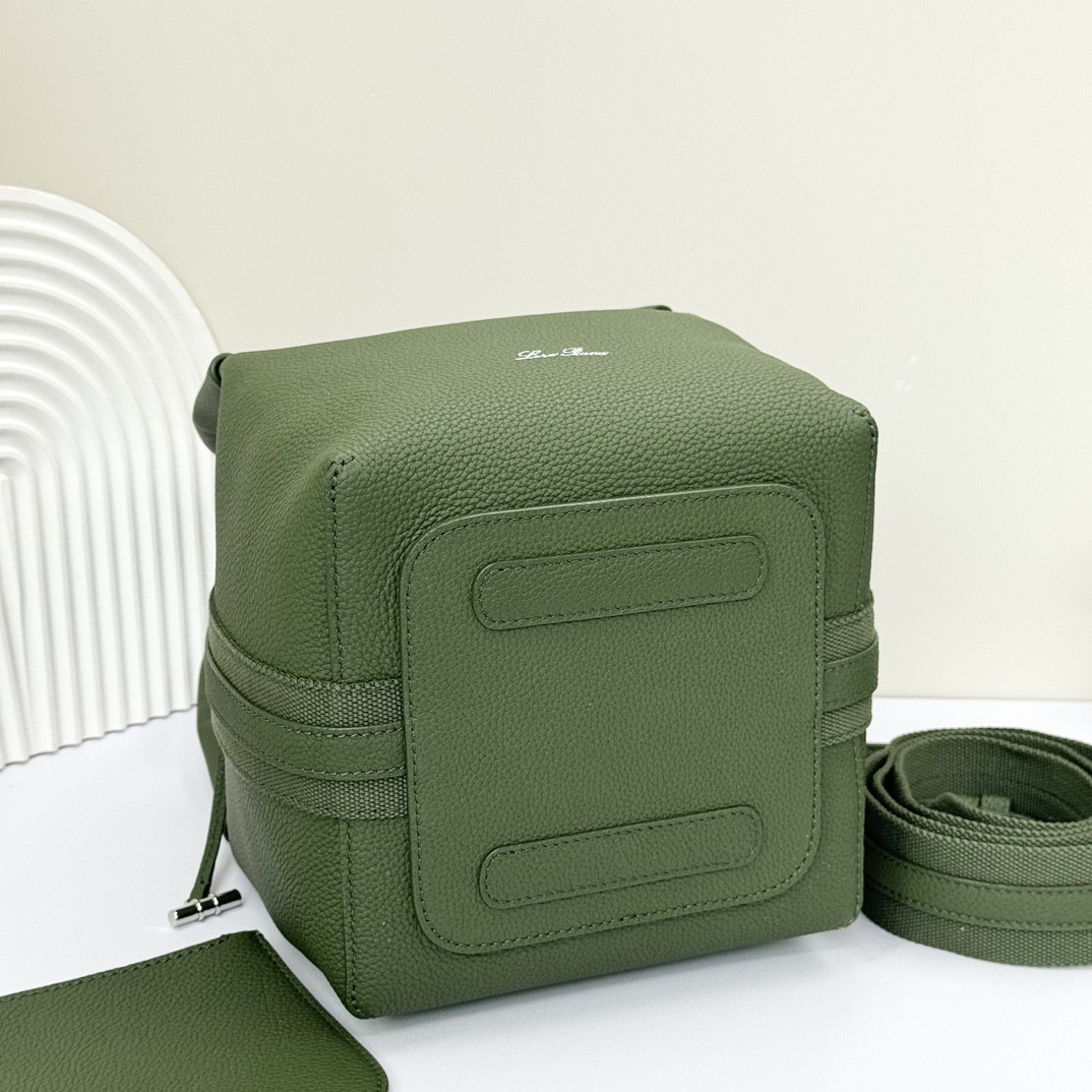 L**o p*ana Small Bale Bag Grained Calfskin 17 x 17 x 21 cm