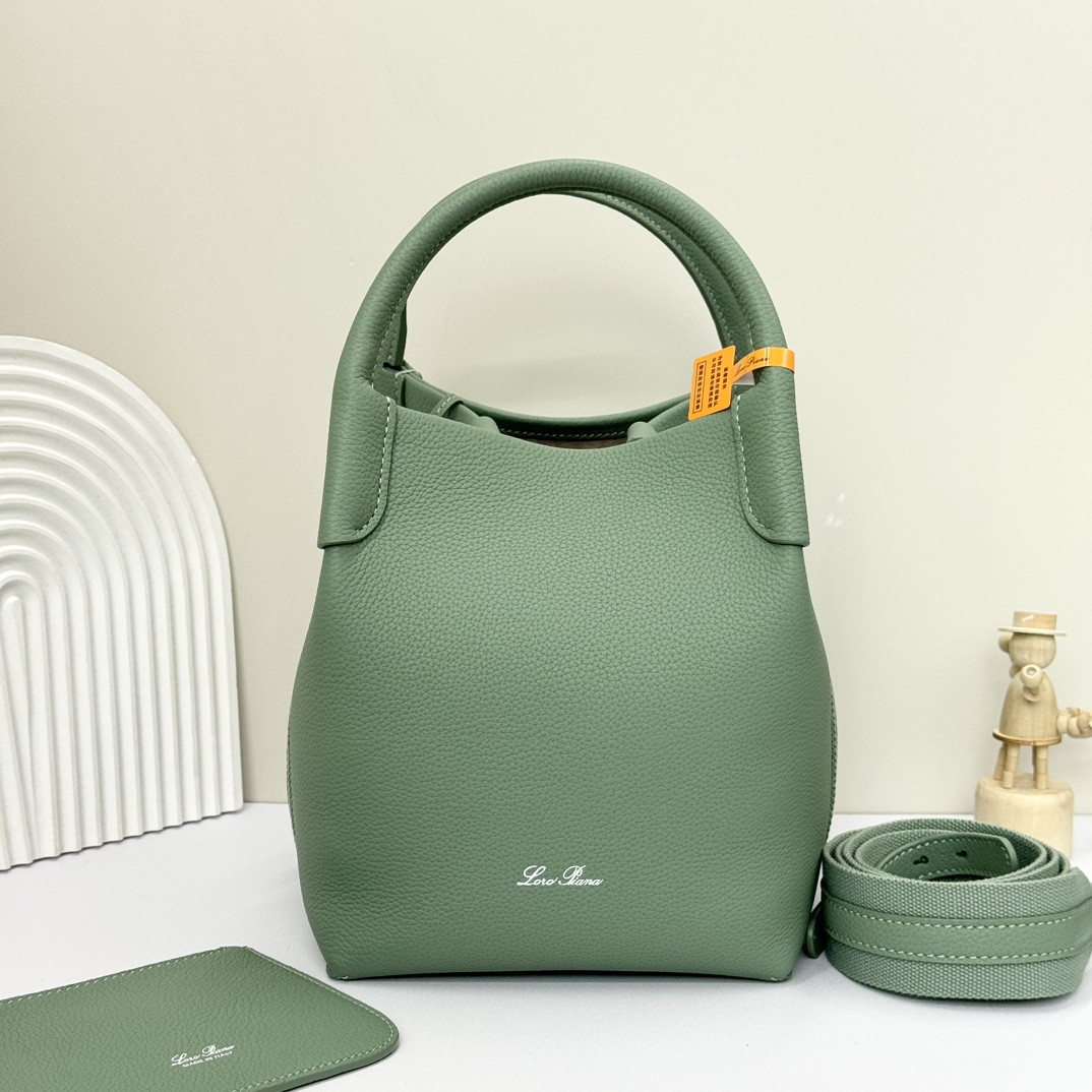 L**o p*ana Small Bale Bag Grained Calfskin 17 x 17 x 21 cm