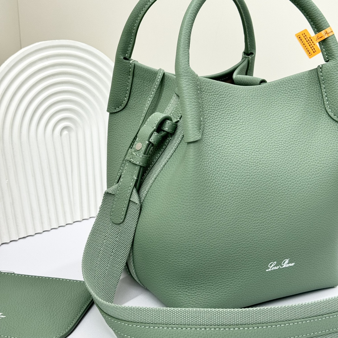 L**o p*ana Small Bale Bag Grained Calfskin 17 x 17 x 21 cm