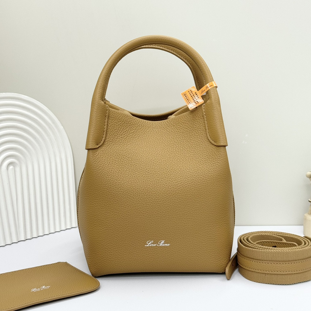 L**o p*ana Small Bale Bag Grained Calfskin 17 x 17 x 21 cm